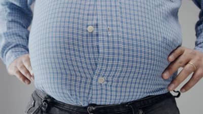 शर्टाखालून डोकावत्ये पोटाची चरबी ? रिकाम्या पोटी हे पाणी प्यायल्याने होऊ शकतो फायदा