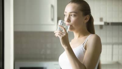 ई....! दात न घासताच पाणी प्यायचं; हे योग्य की अयोग्य ? आरोग्याला असे काय मिळणार फायदे... वाचा बरं