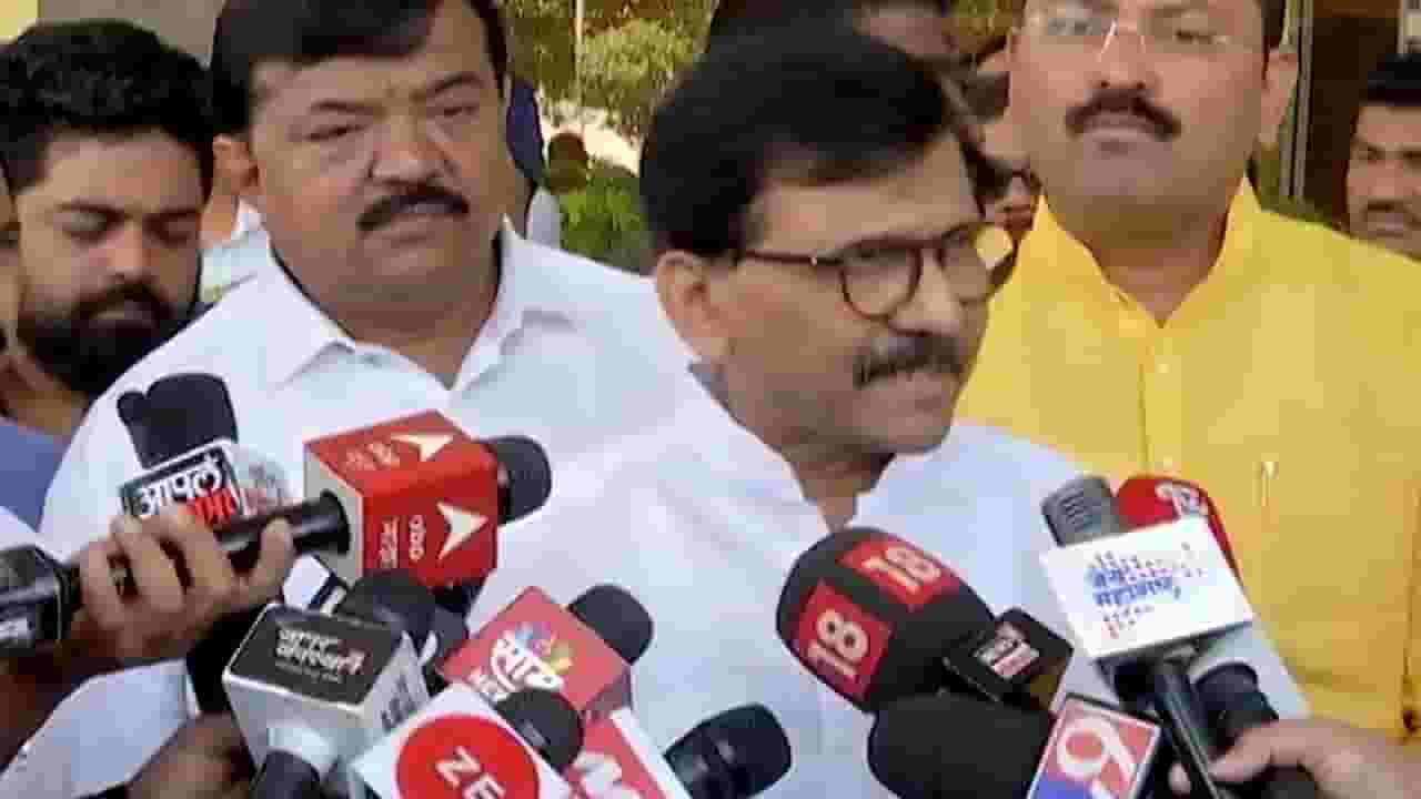 राऊत यांचे फडणवीस-ठाकरे भेटीवर स्पष्टीकरण, म्हणाले...एकच रस्ता राऊत यांचे फडणवीस-ठाकरे भेटीवर स्पष्टीकरण, म्हणाले...एकच रस्ता