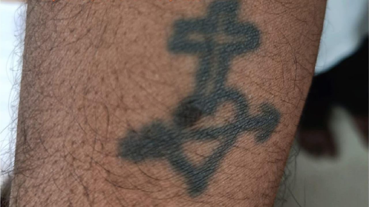 हातावर 'बदाम आणि क्रॉस' असलेल्या गोंदणामुळे आरोपी पोलिसांच्या ताब्यात, 15 वर्षांपासून होता फरार, जाणून घ्या संपूर्ण प्रकरण