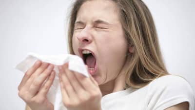 सतत बदलणाऱ्या हवामानामुळे सर्दी खोकल्याचा त्रास, कशी सांभाळणार तब्येत?