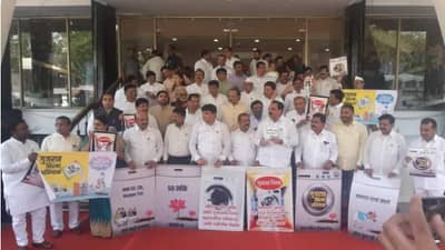 Video | गुजरातचा निरमा, भ्रष्टाचारी आया, भिगोया, धोया और Ok हो गया, विधान भवनाच्या पायऱ्यांवर विरोध आक्रमक