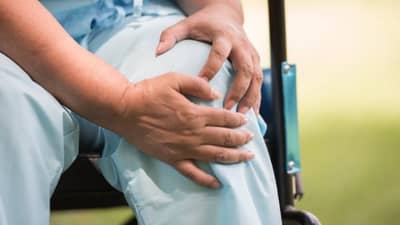 तुमचीही झाल्ये का नी रिप्लेसमेंट सर्जरी ? लवकर बरं वाटावं यासाठी काय कराल, जाणून घ्या डॉक्टरांचा सल्ला