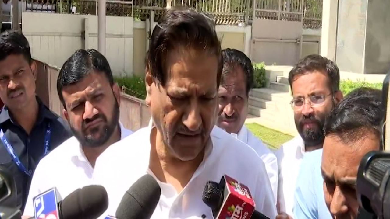 राहुल गांधी यांना 2 वर्षाची शिक्षा आणि खासदारकी रद्द याचं कनेक्शन काय? पृथ्वीराज चव्हाण यांनी स्पष्टच सांगितलं राहुल गांधी यांना 2 वर्षाची शिक्षा आणि खासदारकी रद्द याचं कनेक्शन काय? पृथ्वीराज चव्हाण यांनी स्पष्टच सांगितलं