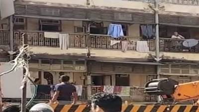 त्याने लोकांसमोर शेजारच्यांना संपवलं, मुंबईला हादरवणारी घटना, भर दिवसा धक्कादायक प्रकार