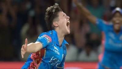 Issy Wong Hat Trick | इस्सी वाँग हीचा धमाका, WPL 2023 मध्ये हॅटट्रिक घेत रचला इतिहास