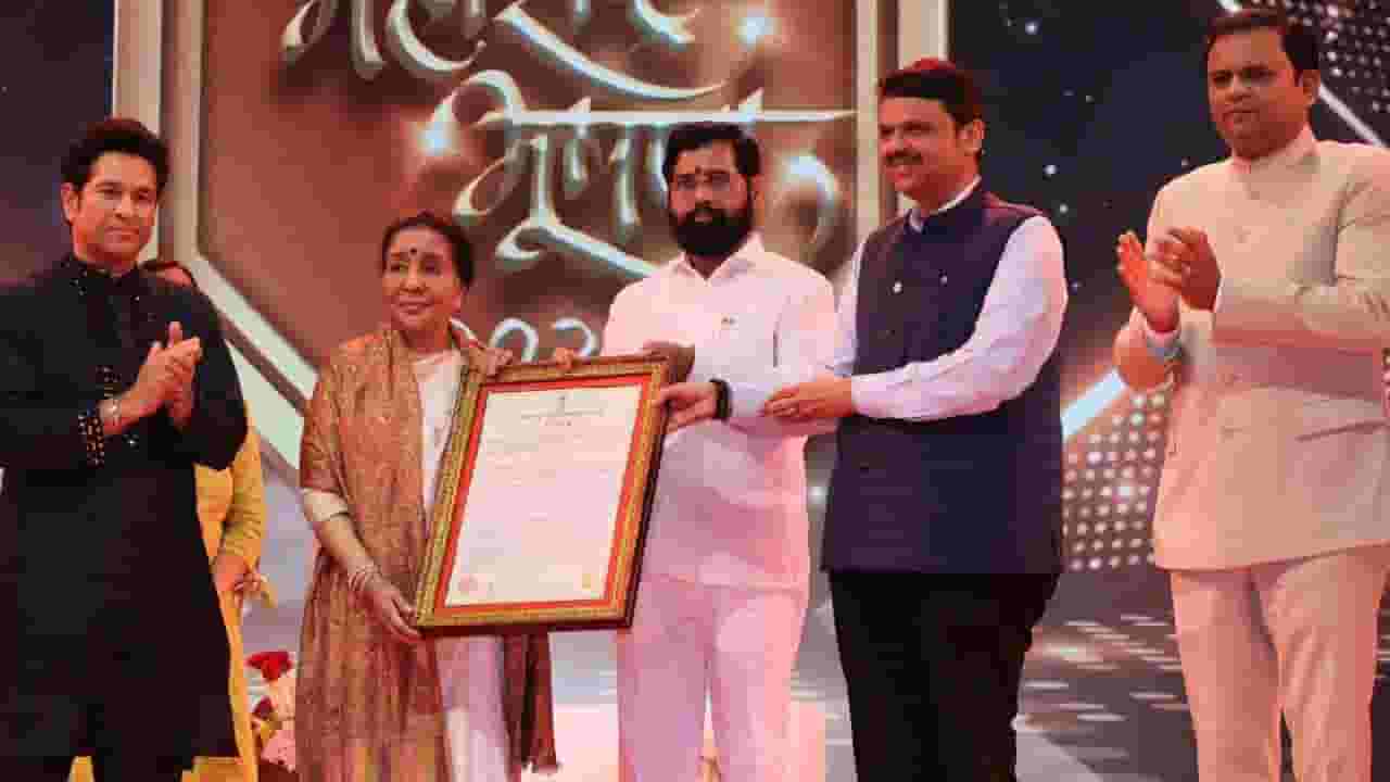 आशा भोसले यांचा महाराष्ट्र भूषण पुरस्काराने सन्मान; म्हणाल्या 90 वर्षे या दिवसाची वाट पाहिली...