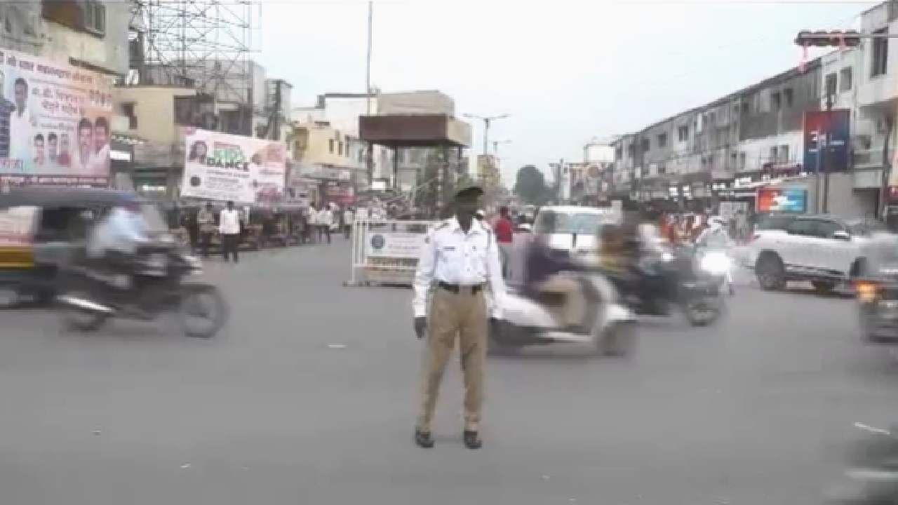 थांबला तो संपला; म्हणूनच निवृत्तीनंतरही तो थांबला नाही, भर रस्त्यात उभा राहून अखंड सेवा देतो, नावनंच नाही तर मनाचाही अमीर!