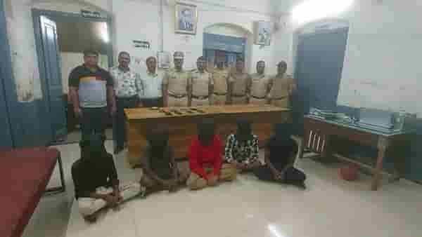 रेल्वेतून फुकट प्रवास करायचे, लूट करण्याची भयानक पद्धत; रेल्वे पोलिसांच्या कारवाईत समोर आली धक्कादायक बाब