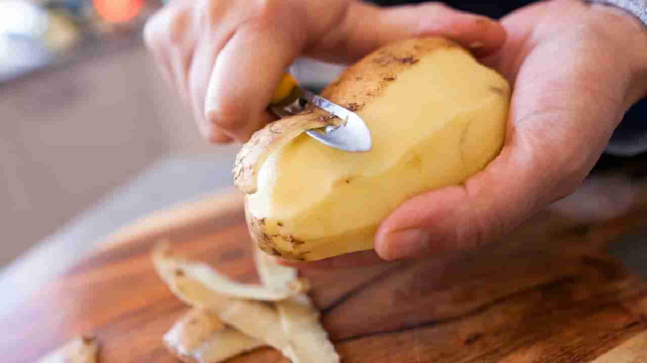 बटाट्याची साल तुम्ही फेकून देता का? वाचा बटाट्याच्या सालीचे फायदे