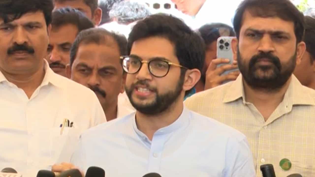 मुख्यमंत्री याचा अर्थ आता करप्ट मॅन; आदित्य ठाकरे यांचा शिंदेंवर हल्ला