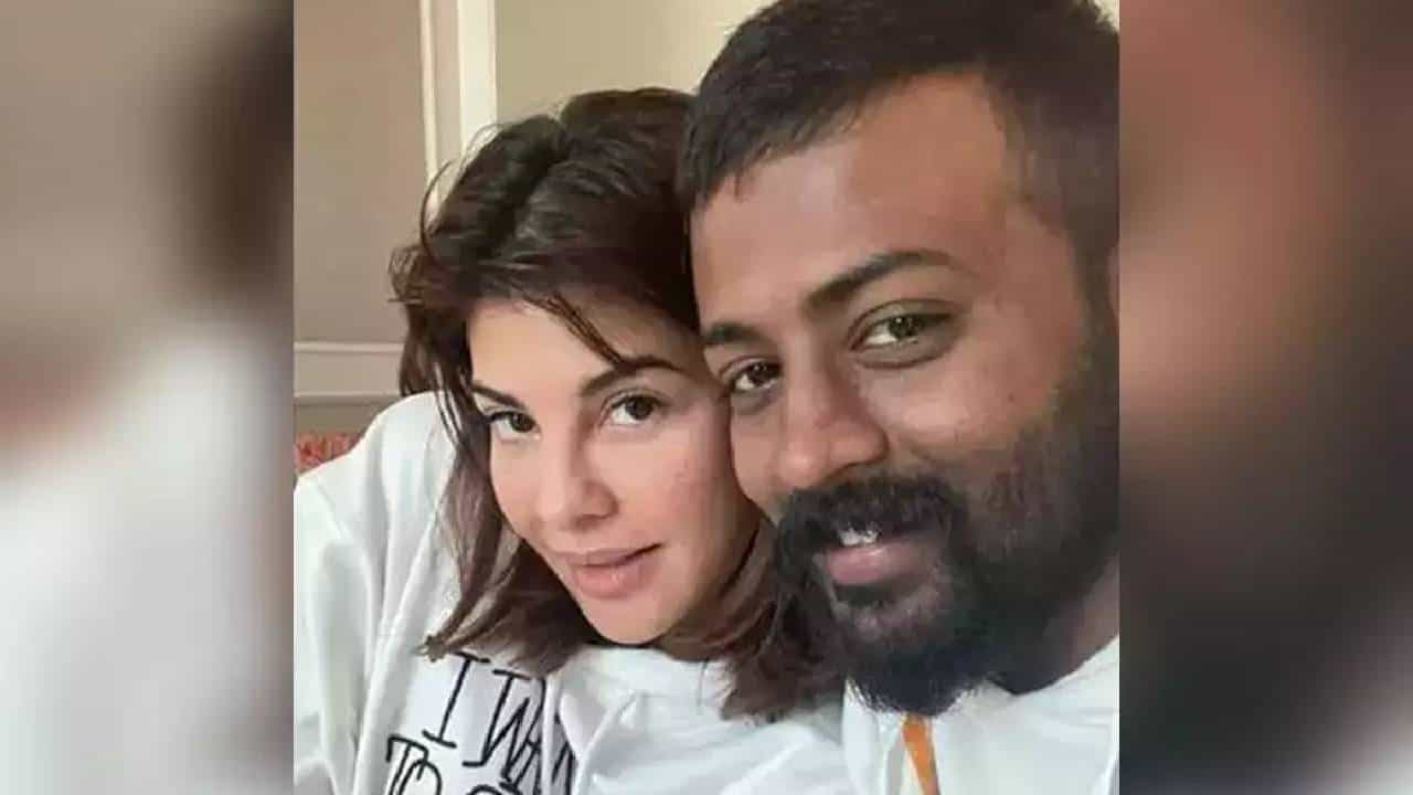 200 कोटींच्या मनी लॉन्ड्रिंग प्रकरणातील आरोपी सुकेश चंद्रशेखर गेल्या काही दिवसांपासून सतत चर्चेतमध्ये आहे. जॅकलिन फर्नांडिस हिचे नाव मनी लॉन्ड्रिंग प्रकरणात आल्याने चाहत्यांमध्ये मोठे धक्का बसला होता.