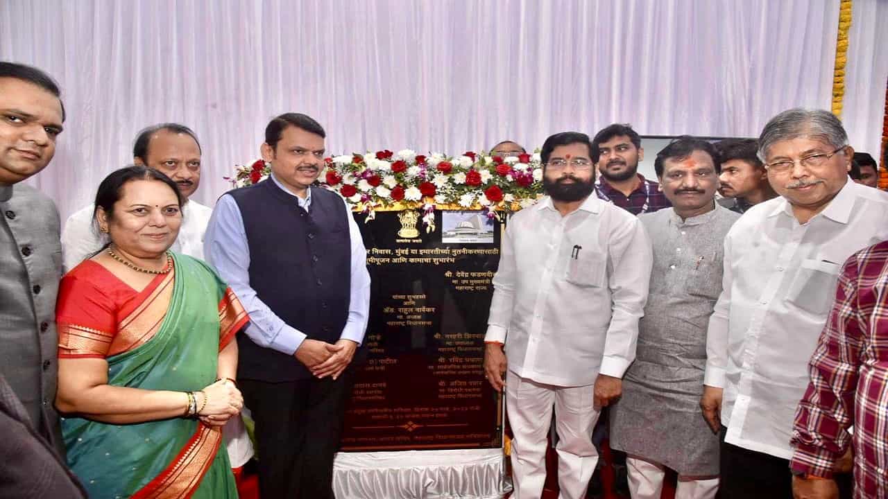 फोर्ट, मुंबई येथील ऐतिहासिक 'दि मॅजेस्टिक आमदार निवासा'च्या नुतनीकरण कामांचे भूमिपूजन मुख्यमंत्री एकनाथ शिंदे आणि उपमुख्यमंत्री देवेंद्र फडणवीस यांच्या मुख्य उपस्थितीत झाले.