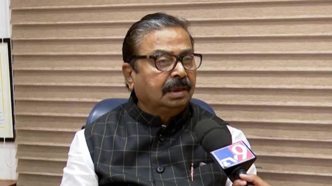 शिवसेना खासदार कीर्तीकर यांची 'त्या' दाव्यावर सारवासारव; यू-टर्न घेत म्हणाले, ''सापत्न वागणूक...''