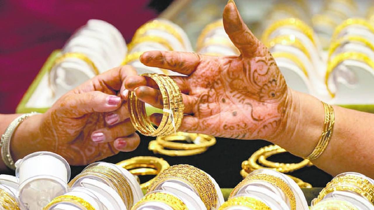 Gold Hallmarking : नकली सोन्यापासून सावधान! अस्सल कसे ओळखाल, हॉलमार्किंग कामी येणार Gold Hallmarking : नकली सोन्यापासून सावधान! अस्सल कसे ओळखाल, हॉलमार्किंग कामी येणार