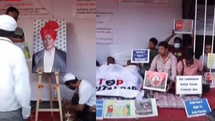 पुण्यात पुरुष मंडळींचं अनोखं आंदोलन, एलॉन मस्क यांची पूजा करत केली 'ही' मागणी पुण्यात पुरुष मंडळींचं अनोखं आंदोलन, एलॉन मस्क यांची पूजा करत केली 'ही' मागणी