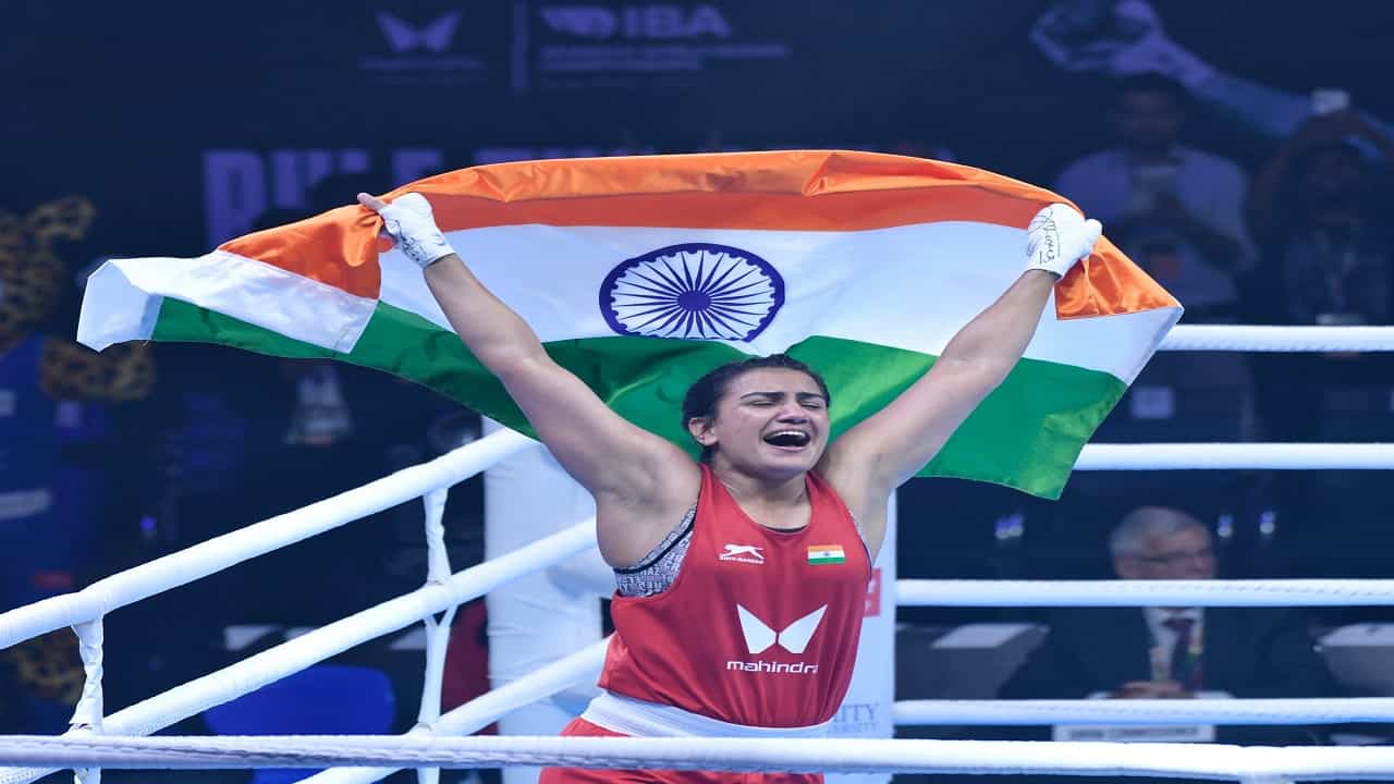 भारताच्या स्वीटी बूरा हीने वूमन्स वर्ल्ड बॉक्सिंग चॅम्पियनशिपमध्ये सुवर्ण कामगिरी केली आहे. यासह स्वीटीने भारताची मान अभिमानाने उंचावली आहे.