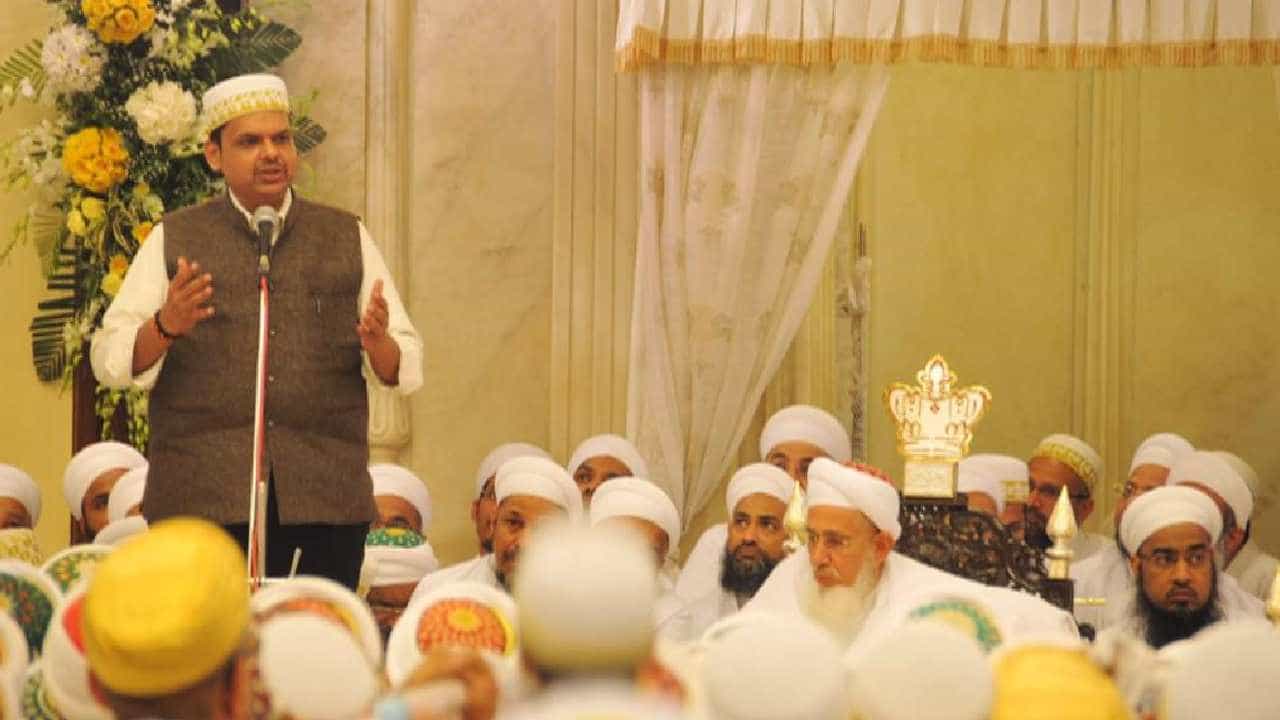 देवेंद्र फडणवीस कितीवेळेस मस्जिदमध्ये जाऊन माथा टेकतात,आमच्याकडे फोटो; ठाकरेगटाच्या नेत्याचं टीकास्त्र