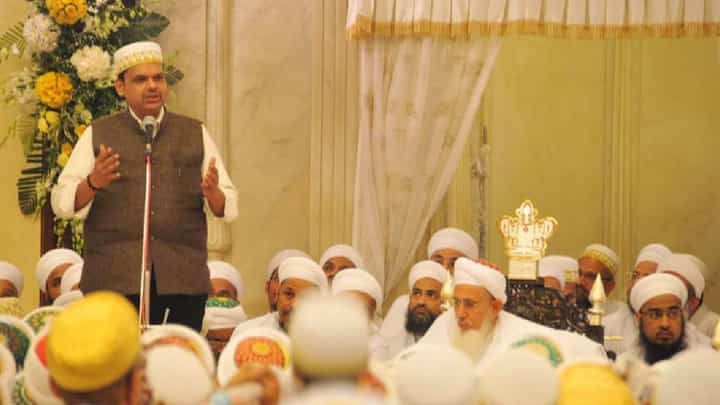 देवेंद्र फडणवीस कितीवेळेस मस्जिदमध्ये जाऊन माथा टेकतात,आमच्याकडे फोटो; ठाकरेगटाच्या नेत्याचं टीकास्त्र देवेंद्र फडणवीस कितीवेळेस मस्जिदमध्ये जाऊन माथा टेकतात,आमच्याकडे फोटो; ठाकरेगटाच्या नेत्याचं टीकास्त्र