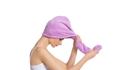 केस धुतल्यानंतर डोक्यावर टॉवेल गुंडाळण्याचे तोटे