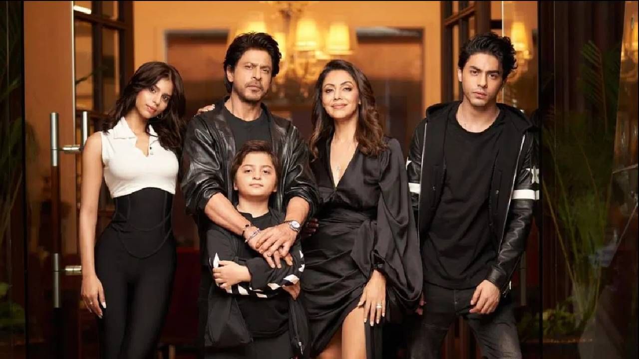 संपूर्ण कुटुंबासोबत गौरी खान हिने शेअर केला खास फोटो, चाहत्यांना दिली ही माहिती