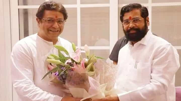 मुख्यमंत्री सहकुटुंब 'शिवतीर्थ'वर, राज ठाकरे यांच्या भेटीला; काय आहे कारण? मुख्यमंत्री सहकुटुंब 'शिवतीर्थ'वर, राज ठाकरे यांच्या भेटीला; काय आहे कारण?