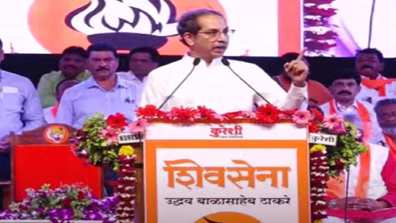 'सावरकर आमचे दैवत अन्...', भरसभेत उद्धव ठाकरे यांनी राहुल गांधींना खडसावलं 'सावरकर आमचे दैवत अन्...', भरसभेत उद्धव ठाकरे यांनी राहुल गांधींना खडसावलं