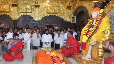 मुख्यमंत्री एकनाथ शिंदे साईंच्या दरबारी, घेतले साईबाबांच्या समाधीचे दर्शन