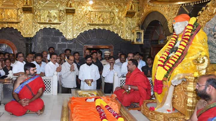 मुख्यमंत्री एकनाथ शिंदे साईंच्या दरबारी, घेतले साईबाबांच्या समाधीचे दर्शन मुख्यमंत्री एकनाथ शिंदे साईंच्या दरबारी, घेतले साईबाबांच्या समाधीचे दर्शन