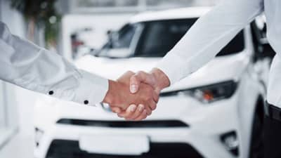 पहिल्यांदा कार खरेदी केली असेल तर या गोष्टी जरूर लक्षात ठेवा, नाहीतर एक्साइटमेंटमध्ये होतील चुका