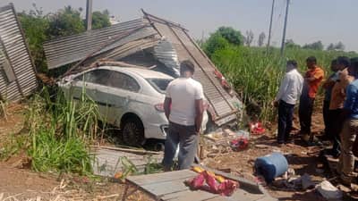 अनियंत्रित कार शेताशेजारील रसवंतीगृहात शिरली; त्यानंतर कारच्या समोरच्या चाकाखाली...