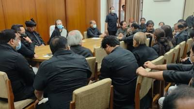 ब्लॅक ड्रेस प्रोटेस्ट, कामकाज सुरू होताच काँग्रेसचा संसदेत प्रचंड गदारोळ; दोन्ही सभागृहांचं कामकाज तहकूब