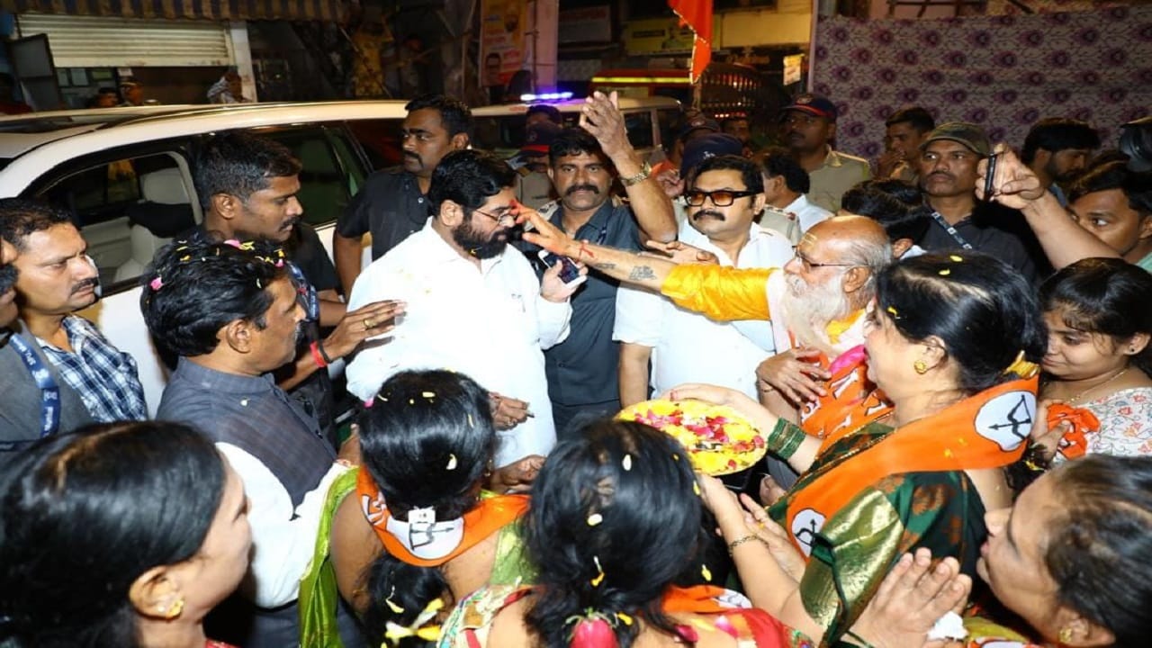 अंधेरी पूर्व येथील मरोळ पाईपलाईन मार्ग येथे अंधेरी विकास मंच यांच्या वतीने आयोजित करण्यात आलेल्या महासंमेलन कार्यक्रमाला उपस्थित राहून जमलेल्या मुंबईकर नागरिकांशी मुख्यमंत्र्यांनी संवाद साधला. 