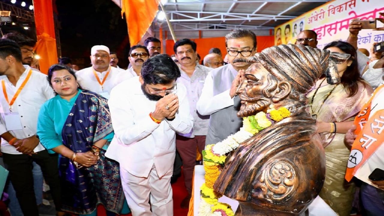 राज्यात नऊ महिन्यांपूर्वी सत्तेत आलेल्या महायुती सरकारने कायमच सर्वसामान्य नागरिकांना प्रमाण मानून कार्य केले असून त्यांच्यासाठी हे सरकार कटिबद्ध आहे अशी पोस्ट मुख्यमंत्र्यांच्या सोशल मीडियावर आहे. 