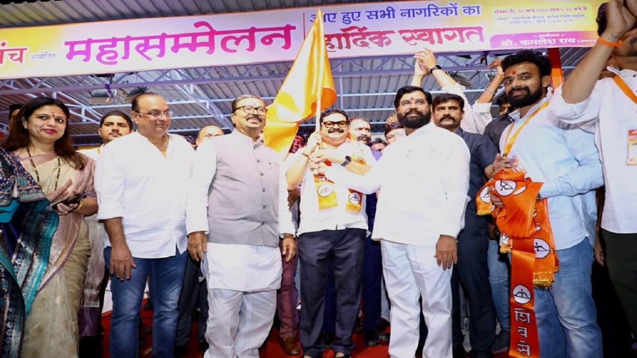 मुंबईचा चेहरामोहरा बदलण्यासाठी येत्या काळात या शहरात अनेक विकास प्रकल्प राबविण्यात येणार असून त्याद्वारे नागरिकांना दिलासा देण्याचा प्रयत्न करण्यात येईल. सर्वांच्या पोटाला दोन वेळचे अन्न देणारे शहर अशी या मुंबई शहराची ओळख असून या शहरात आलेल्या प्रत्येकाचे प्रश्न सोडवण्यासाठी हे सरकार काम करेल अशी ग्वाही याप्रसंगी दिली.  