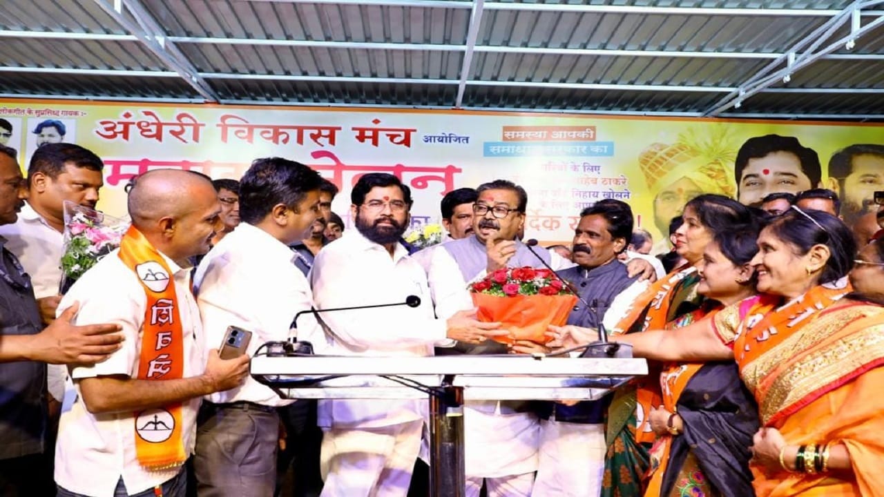 आज या कार्यक्रमाच्या माध्यमातून जुने शिवसैनिक कमलेश राय यांनी आपल्या असंख्य कार्यकर्त्यांसह शिवसेनेत  जाहीर प्रवेश केला. यासमयी त्यांचे पक्षात स्वागत करताना त्यांना भावी सामाजिक आणि राजकीय वाटचालीसाठी शुभेच्छा दिल्या. 