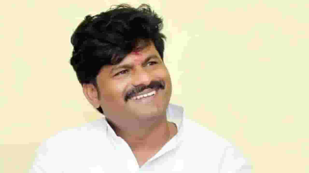 शरद पवार यांच्यावर टीका करण्याचं गोपीचंद पडळकर याने टेंडर घेतलंय, त्यामुळे तो भुंकतो; राष्ट्रवादीच्या नेत्याची जहरी टीका