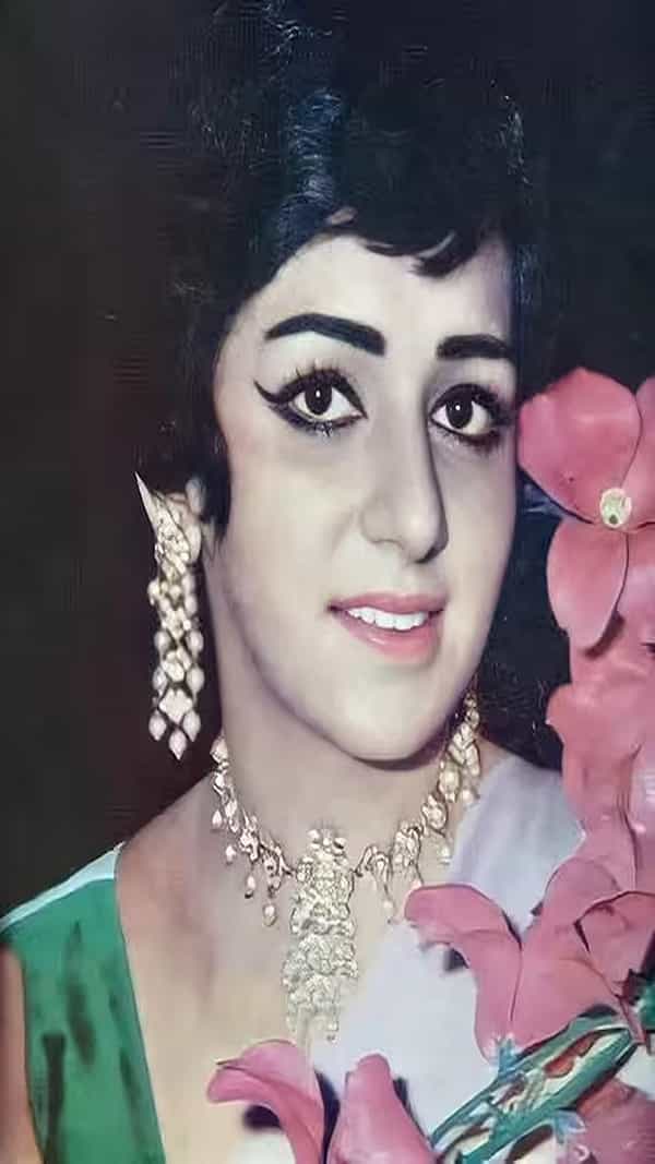 बॉलिवूडच्या प्रसिद्ध अभिनेत्री विमी (Vimi Life Story) यांनी फार कमी कालावधीत प्रसिद्धी मिळवली. अभिनेत्रीचं करियर फार उत्तम होतं, पण तितकंच वाईट अभिनेत्रीचं खासगी आयुष्य होतं. विमी यांनी मोठ्या पडद्यावर अनेक नवीन विक्रम रचले. पण अभिनेत्रीच्या खासगी आयुष्यात मात्र अनेक चढ - उतार आले. महत्त्वाचं म्हणजे बॉलिवूडमध्ये पदार्पण करण्यापू्र्वी विमी यांनी उद्योजक शिव अग्रवाल यांच्यासोबत लग्न केलं होतं. विमी आणि शिव यांना दोन मुलं देखील होती.