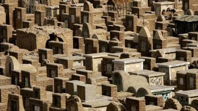 जगातली सगळ्यात मोठी स्मशानभूमी, लाखो मृतदेह केले जातात दफन