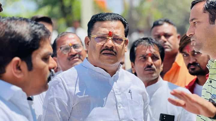 संजय शिरसाट यांना सत्तेची मस्ती, ठाकरे गटातील नेत्याची सडकून टीका संजय शिरसाट यांना सत्तेची मस्ती, ठाकरे गटातील नेत्याची सडकून टीका