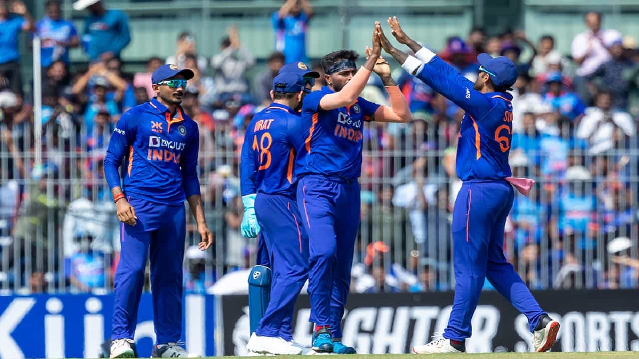 भारत हा क्रिकेट वेडा देश आहे. इथे क्रिकेटपटूंना देवाचा दर्जा दिला जातो. इतकंच काय तर बीसीसीआयदेखील क्रिकेटपटूंवर पैशांचा वर्षाव करते. करारा व्यतिरिक्त चांगल्या कामगिरीचं देखील मानधन दिलं जातं. (Photo - BCCI)