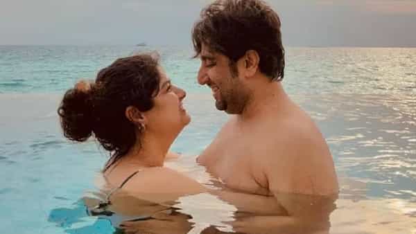 बॉलिवूड अभिनेता अर्जुन कपूर याची बहीण अंशुला ही बाॅलिवूड चित्रपटांपासून दूर आहे. अंशुला ही सोशल मीडियावर कायमच सक्रिय असते. अंशुला कायचम तिचे काही फोटो आणि व्हिडीओ हे शेअर करते.