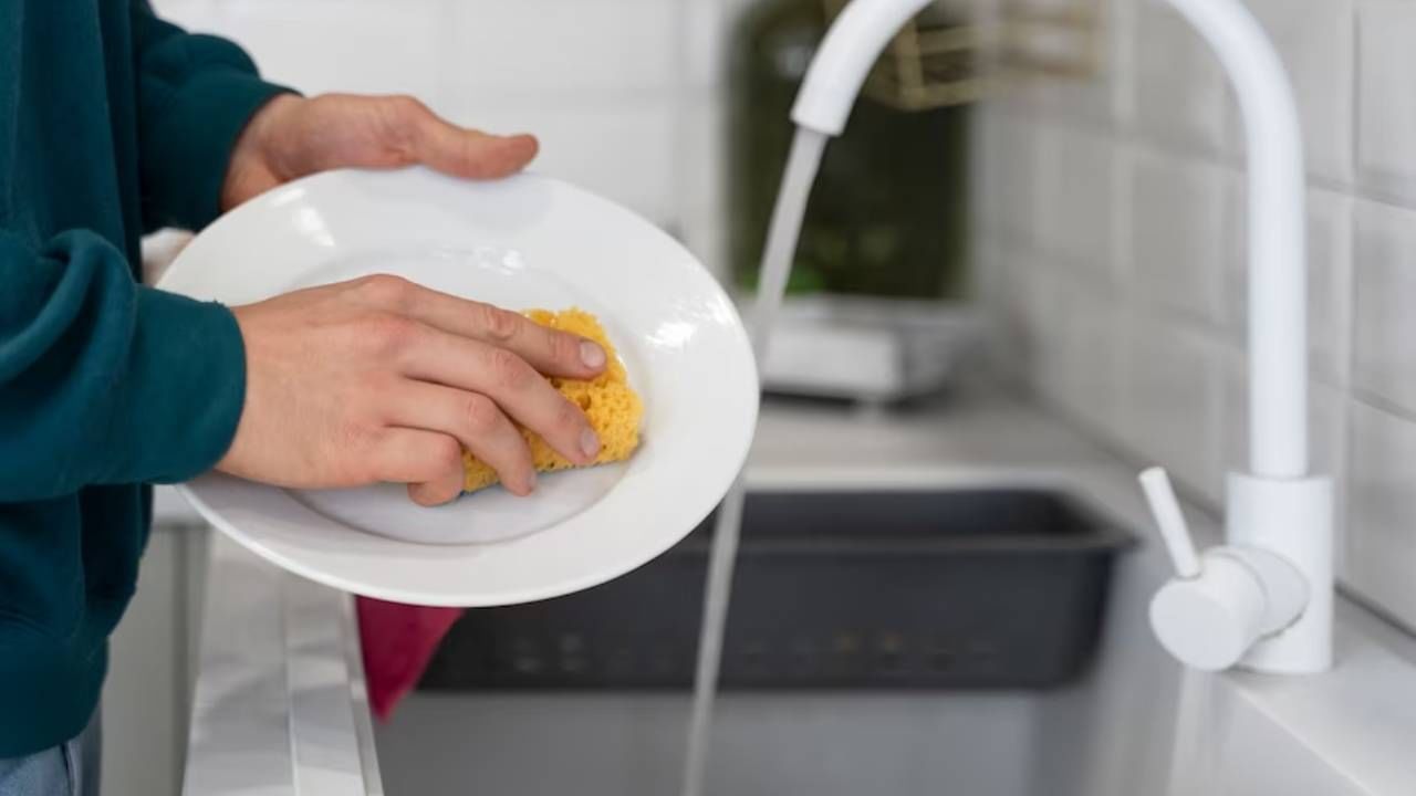 ई..! घर आहे की किटाणूंचा महाल? घरातील 'या' 4 गोष्टींवर असतात सर्वात