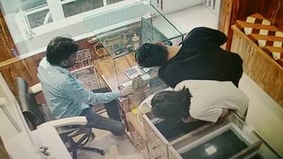मालेगावात भरदिवसा ज्वेलर्सला लुटण्याचा प्रयत्न, संपूर्ण घटना सीसीटीव्हीमध्ये कैद, थरार पाहून पोलिसही चक्रावले...