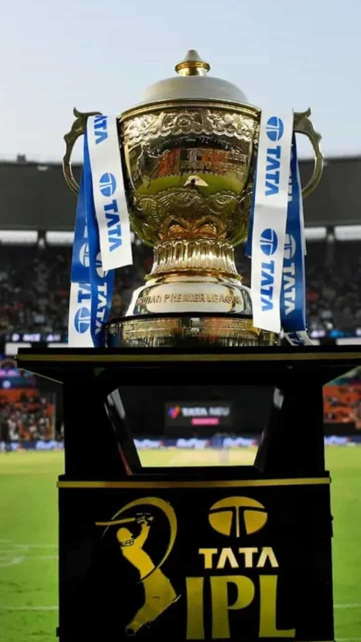 आयपीएलमध्ये खेळण्याचं क्रिकेटपटूंचं स्वप्न असतं. कारण स्पर्धेत चांगली कामगिरी करून नावलौकिक मिळवण्यास उत्तम संधी असते. मात्र असं असलं तरी आयपीएल खेळलेल्या काही खेळाडूंना बदनामी आणि तुरुंगवास भोगावा लागला आहे. काही जणांना पोलिसांनी अटक केली. तर काही जण तुरुंगात जाऊन आले. (PC-IPL Photo)
