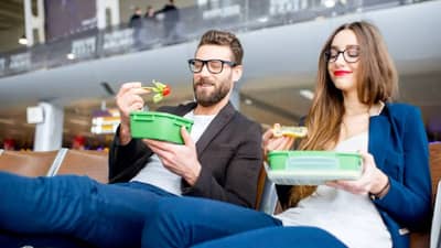 विमान प्रवासापूर्वी हे पदार्थ चुकूनही खाऊ नका, नाहीतर..