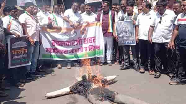 नरेंद्र मोदी यांचा पुतळा जाळणं पडलं महागात; मविआच्या 29 जणांवर गुन्हा