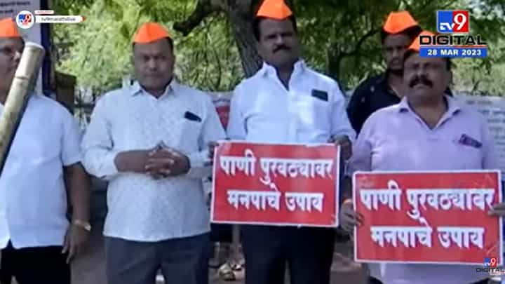पाण्याविना नागरिकांचे हाल, ठाकरेगट आक्रमक; सोलापूर महापालिकेविरोधात आंदोलन पाण्याविना नागरिकांचे हाल, ठाकरेगट आक्रमक; सोलापूर महापालिकेविरोधात आंदोलन