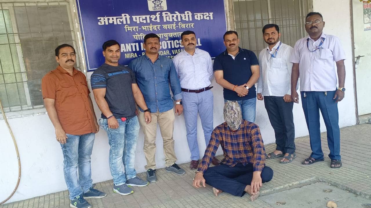 हातात पिशवी घेऊन रस्त्यावर उभा होता, पोलिसांना संशय आला म्हणून झडती घेतली तर...