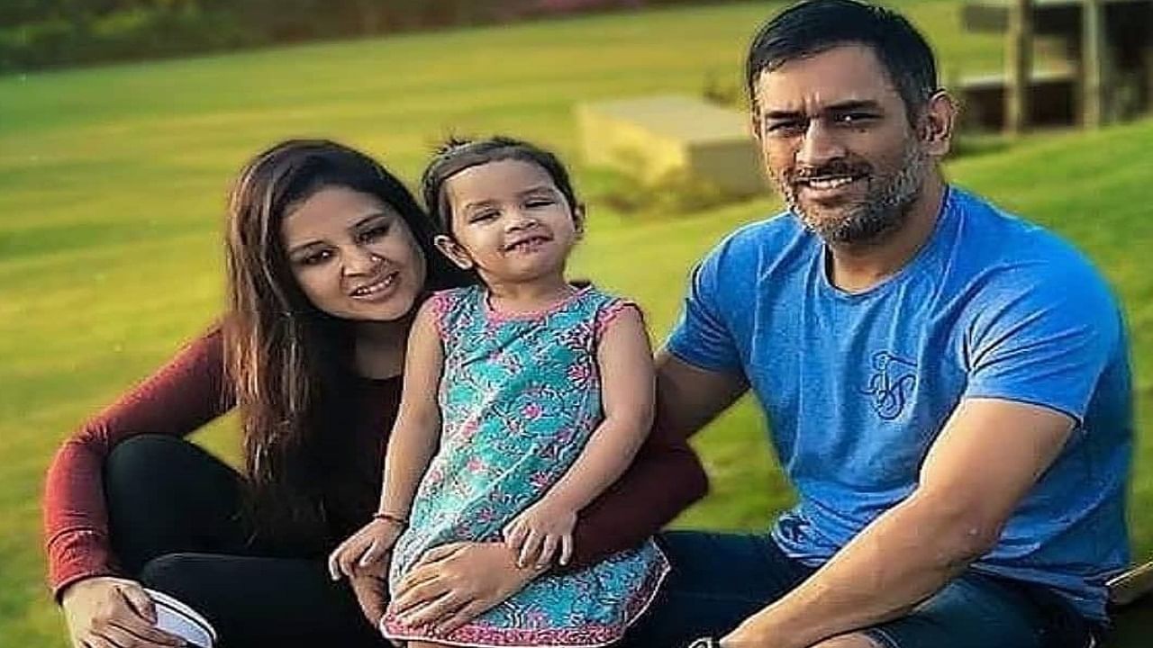 MS Dhoni : 'या' प्रसिद्ध अभिनेत्रींनी साथ सोडल्यानंतर साक्षीने धरला धोनीचा हात